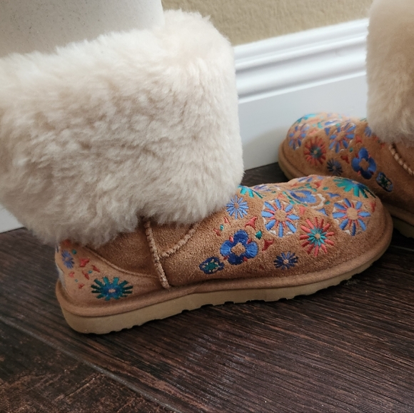 Ugg Embroidered Mini Boots with Fur Size 6 - Picture 5 of 8